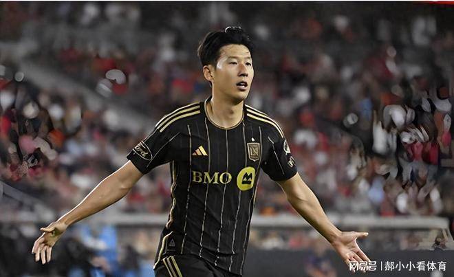 หัวใจของซน ฮึง-มิน ยังคงอยู่กับแฟนบอลท็อตแน่ม ฮ็อตสเปอร์ รูปปั้นทองแดงตำนานกลายเป็นประเด็นร้อน มีแนวโน้มที่จะกลับมาพรีเมียร์ลีก ริชาร์ลิซอนกลับสู่ทีมอาร์เซนอล