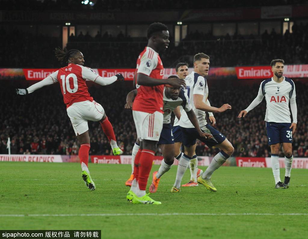 พรีเมียร์ลีก - เอเซ่ทำแฮตทริก, ทรอสซาร์ดยิงและแอสซิสต์: อาร์เซนอล 4-1 สเปอร์ส ทิ้งห่างเป็นหกแต้ม เมรีโน่, ซาก้า, วิคาริโอ