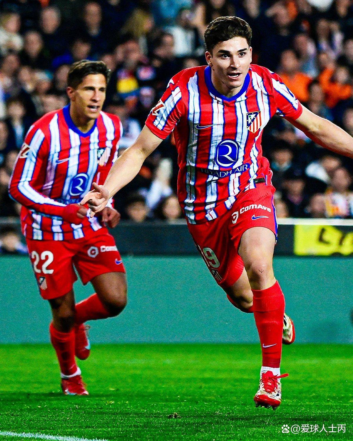 เชลซีเล็งซื้อกิ้งก่าปีนตึกในราคา 150 ล้านปอนด์! ดาวดังมิลานเตรียมย้ายร่วมทีม ขณะที่แมนยูไล่ล่า 'ดาวแฝด' ของดอร์ทมุนด์ อาเดเยมี, แมนเชสเตอร์ ซิตี้, โบรุสเซีย ดอร์ทมุนด์