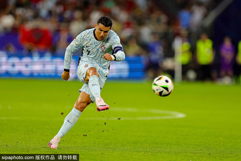 ข้อถกเถียงเรื่องจุดโทษของคริสเตียโน โรนัลโด: ฟีฟ่าเอื้อประโยชน์ให้นักเตะดาวเด่นเพื่อเรตติ้งผู้ชม เมสซีก็ได้รับประโยชน์เช่นกัน ฟีฟ่า_ฟุตบอลโลก_จุดโทษ