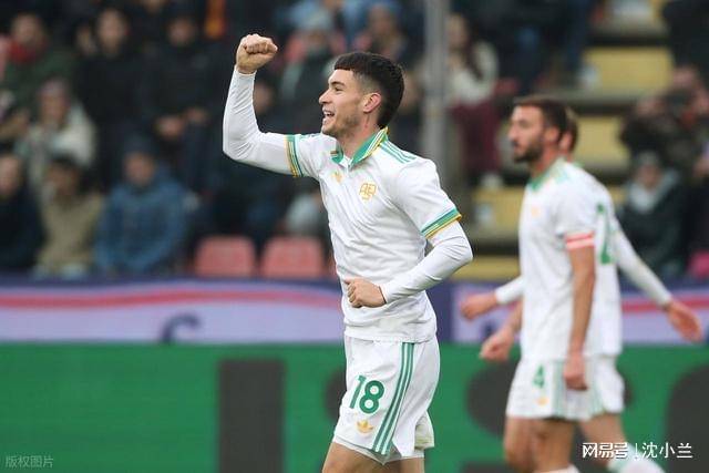 โรม่าชนะ 3-1 ขึ้นนำจ่าฝูง ขณะที่มิลานเอาชนะอินเตอร์ 1-0 ตารางคะแนนล่าสุดของเซเรียอาออกมาแล้ว โดยมีเพียงสามคะแนนที่แยกห้าอันดับแรก การแข่งขัน: นาโปลี พบ เอซี มิลาน