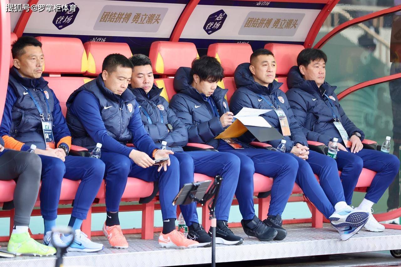 หลี่ เสี่ยวเผิง กำลังจะล่มสลาย! หลังจากที่ผู้เล่นต่างชาติสองคนของชิงเต่า ไฮนิว เพิ่งย้ายออกไป ตอนนี้กองหลังตัวหลักของทีมก็ถูกดึงตัวไปอีกแล้ว _ฤดูกาล_ ซาริช _แกนหลัก_