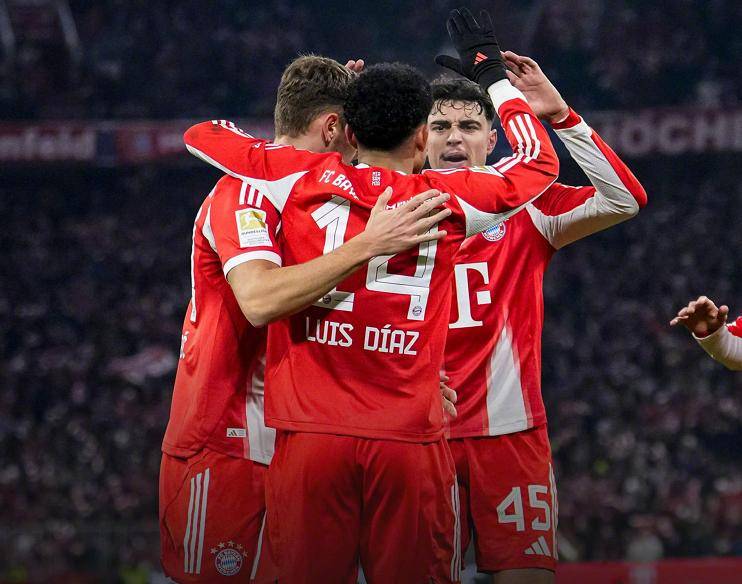 โอลิชทำประตูคนเดียวสี่ลูกพาบาเยิร์นถล่มโวล์ฟสบวร์ก 8-1 ในบ้าน ทำลายสถิติบุนเดสลีกาและทำให้หมาป่าต้องอับอาย Díaz ทำประตู โวล์ฟสบวร์ก