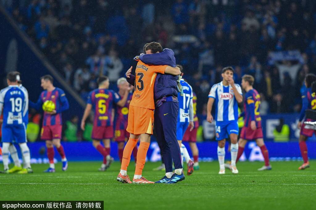 ฟลอเรนติโน เปเรซ กล่าว 'ด้วยความรัก' ต่อเลวานดอฟสกี้ และการกอดที่อบอุ่นจากลาปอร์ตาและอารูโอโฮ _บาร์เซโลนา_แนวรับ_สุดท้าย_