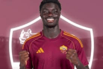 ภายใต้ท้องฟ้าที่เต็มไปด้วยดวงดาว โรม่าพร้อมรับการเดิมพันครั้งใหม่กับแนวรุกดาวรุ่งของพวกเขา เวลาที่สนาม