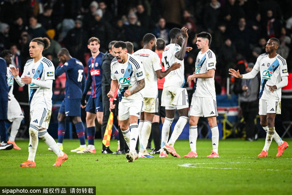 น่าตกตะลึงอย่างยิ่ง! แชมป์ลีกเอิงพังทลายเมื่อปารีส เอฟซี พลิกสถานการณ์จากทีมรองบ่อน กลับมาชนะ สร้างความตื่นเต้นให้ศึกฟุตบอลถ้วยฝรั่งเศสอีกครั้ง! _แซงต์-แชร์กแมง_ แมตช์_ ฟุตบอล