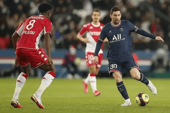 ผู้เล่น 12 คนออกไป + แพ้ติดต่อกัน 3 นัด! โมนาโกเปิดบ้านรับลอริยองต์ ที่ไม่แพ้ใครมา 8 นัดติดต่อกัน โดยแท็กติกเกมรับสวนกลับจะเป็นตัวตัดสินผลการแข่งขัน_เยือน_ลีก_ประตู