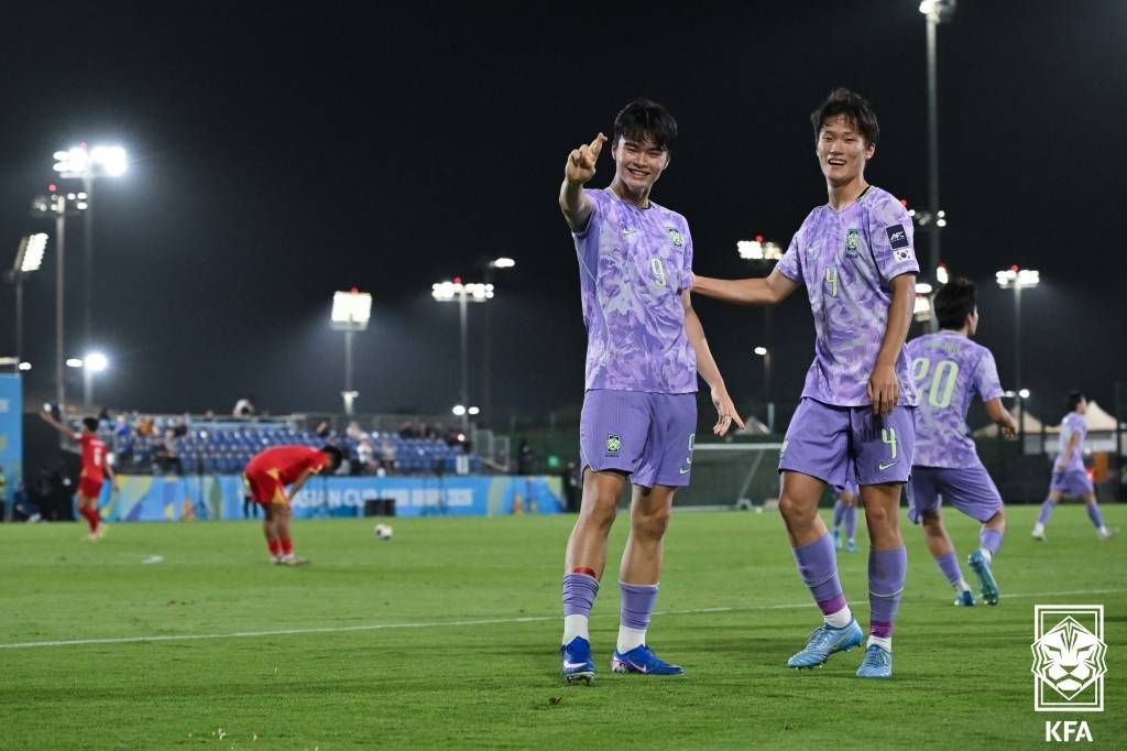 ข่าว ฮัน เท้า อีฟนิ่ง (26. 5.11) - การกลับรายการอย่างสุดยอด! ทีมฟุตบอลชาย U17 ของเกาหลีใต้พลิกคว่ำเวียดนาม_First Round_Player_Rear Line